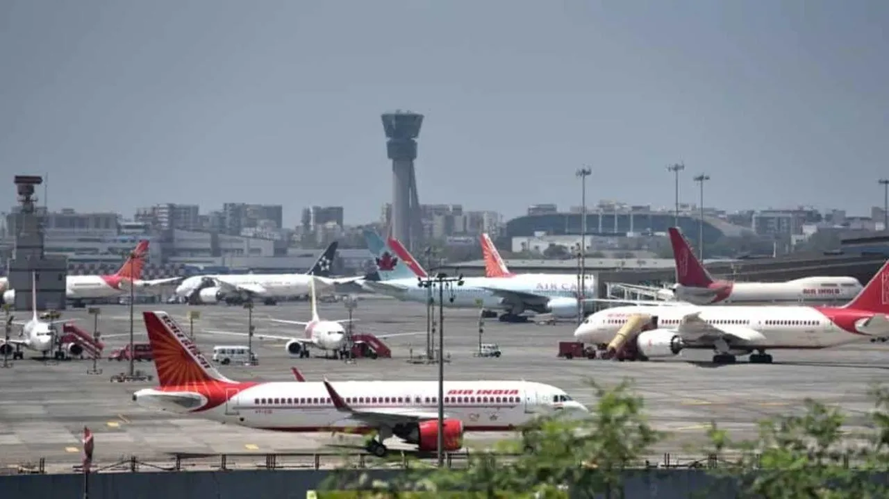 ধসে পড়ল মুম্বই এয়ারপোর্টের টার্মিনাল ২-র সিস্টেম