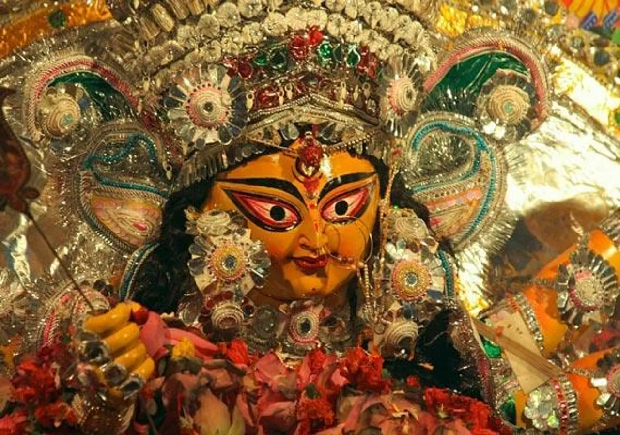 বনেদি বাড়ির পুজোঃ চারুভবনের দুর্গা পুজো