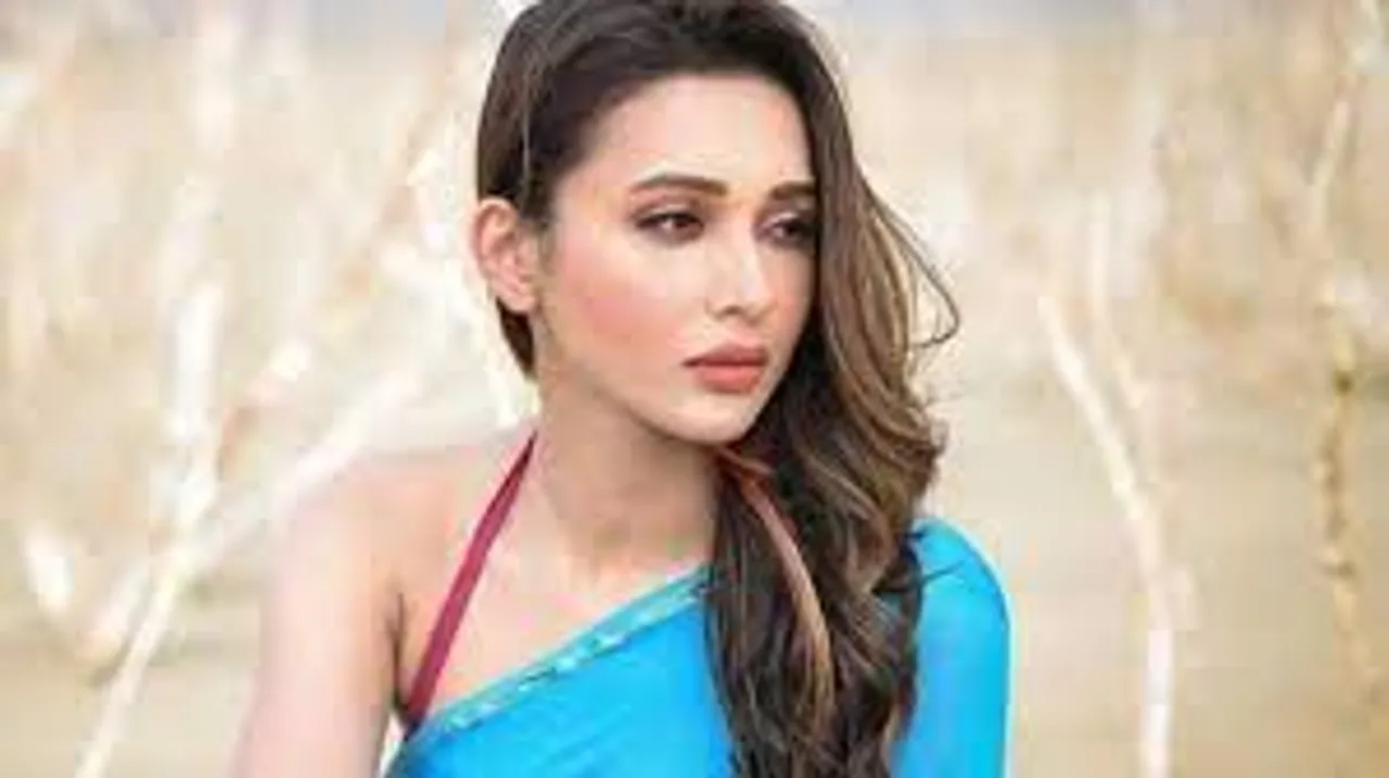 অসুস্থ মিমি চক্রবর্তী, বাড়িতেই চিকিৎসাধীন