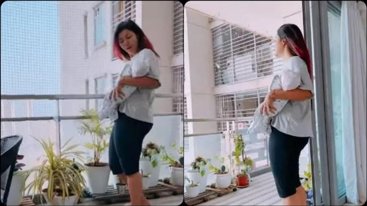 মেয়েকে এক হাতে নেওয়ায় ট্রোল হলেন দেবিনা