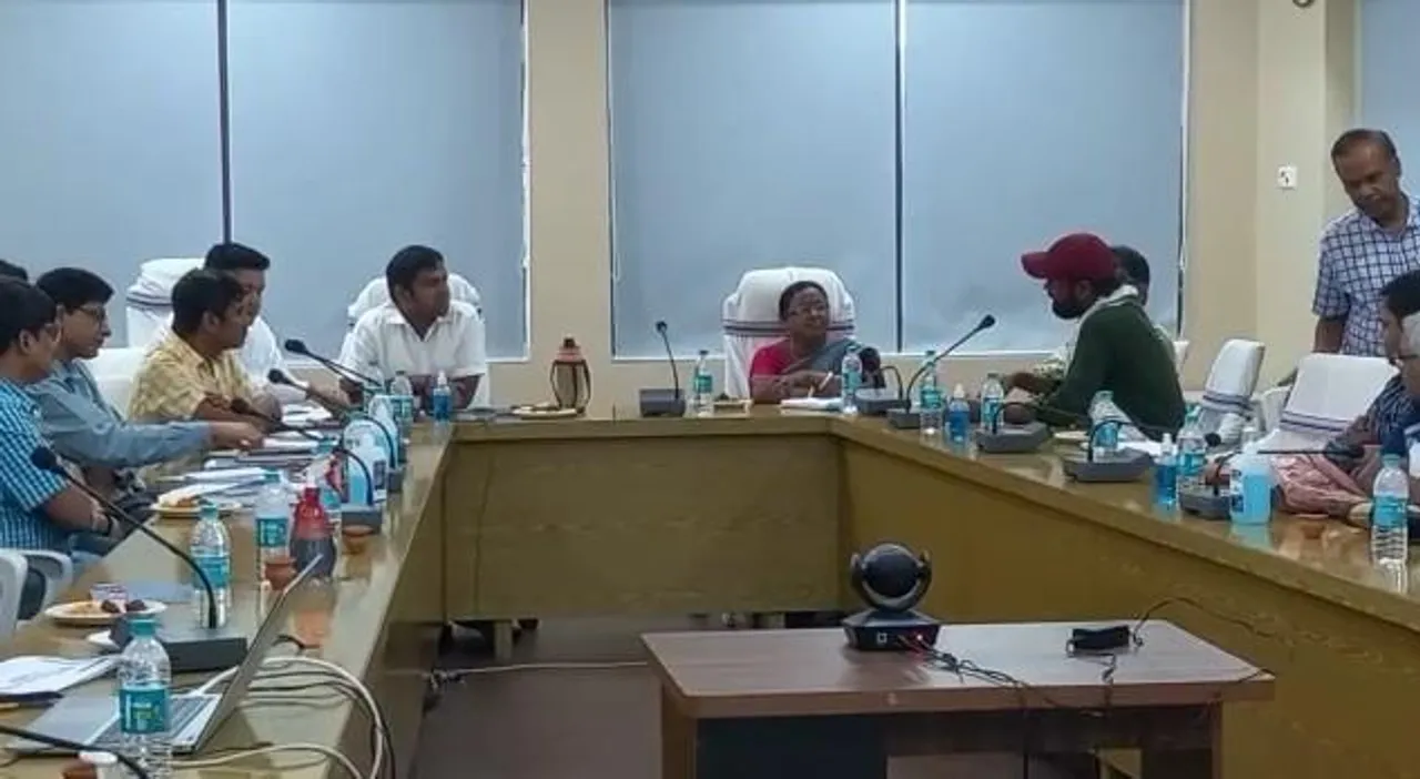 রেশনে খাদ্য সামগ্রী বন্টনের পরিবর্তিত নিয়ম নিয়ে বৈঠক হল আসানসোল জেলা সার্কিট হাউসে