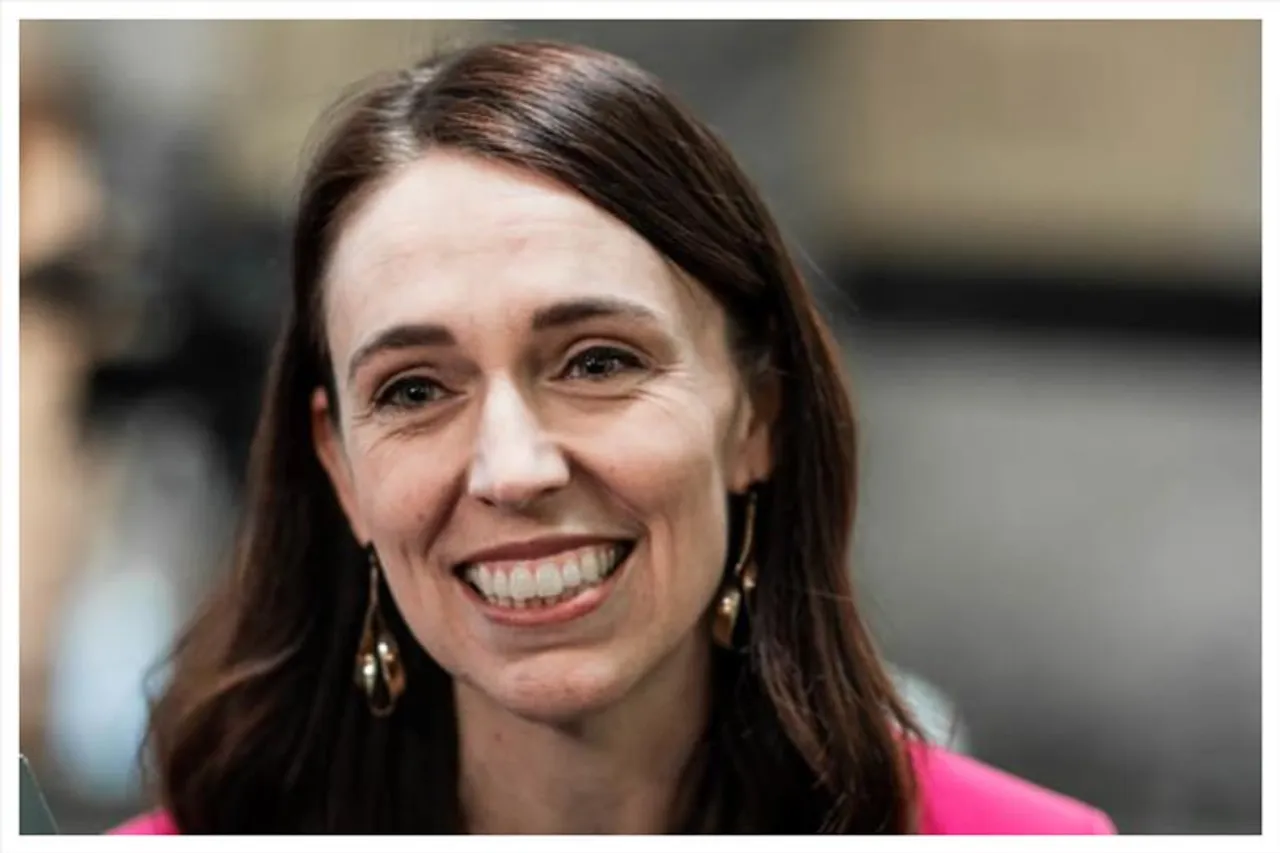 ভেঙে পড়ল প্রধানমন্ত্রীর বিমান