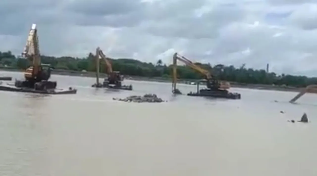 নদীর বাঁধ ভেঙে প্লাবিত বহু গ্রাম