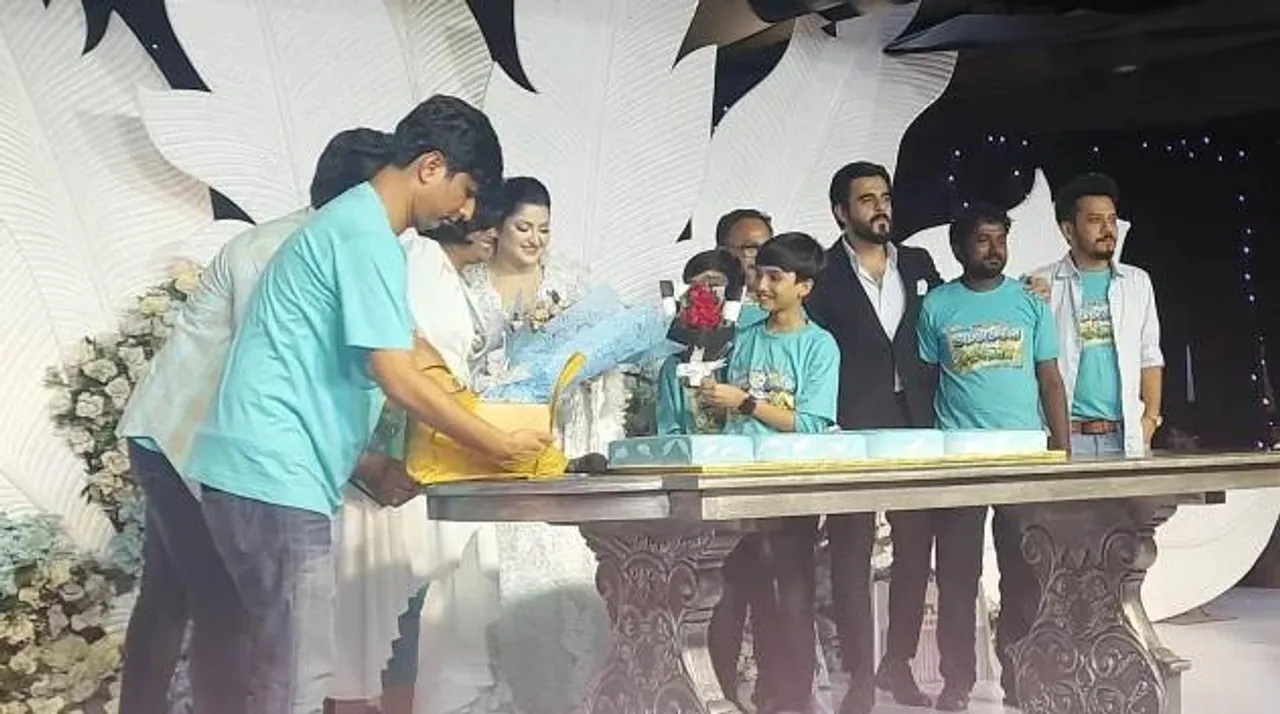 এবার 'পায়রা'র সাজে কেক কাটলেন পরীমণি