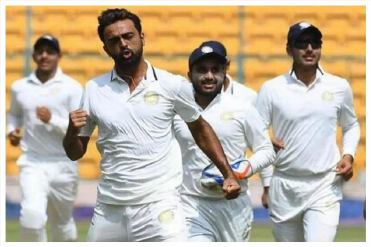 নিজের প্রথম ওভারে হ্যাটট্রিক করে ইতিহাস লিখলেন উনাদকাট