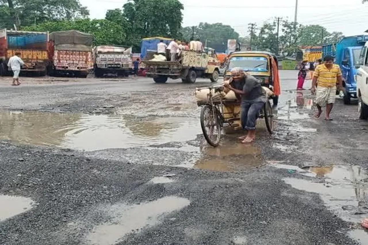 রায়গঞ্জ পুর বাসস্ট্যান্ডের রাস্তার বেহাল দশা