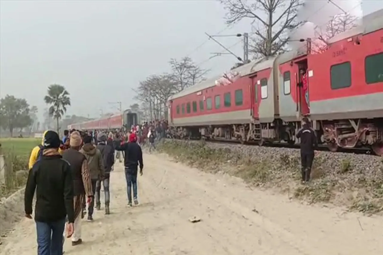 ইঞ্জিন থেকে বিচ্ছিন্ন হয়ে গেল যাত্রীবাহী ট্রেনের বগি