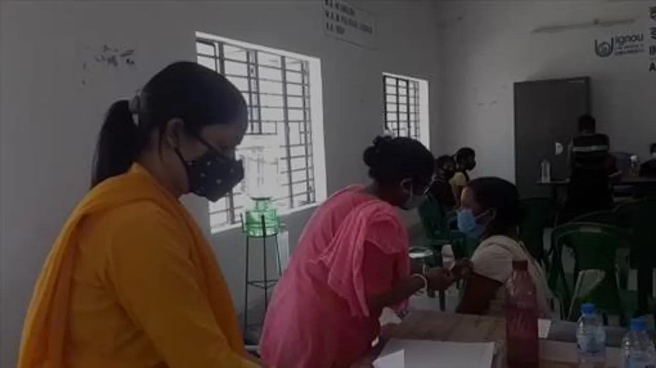 কলেজ খোলার পূর্বেই জোরকদমে চলছে করোনার টিকাকরণ