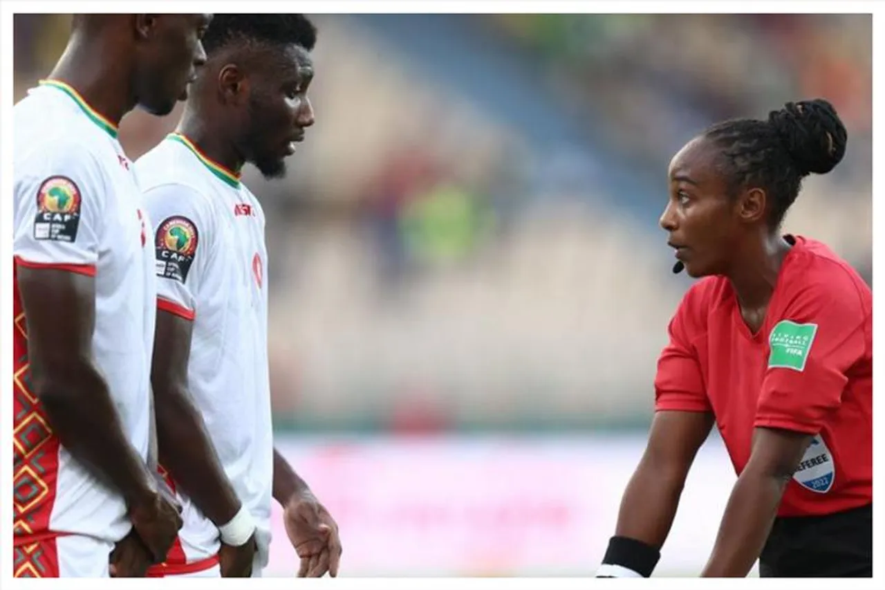 কাতার বিশ্বকাপে তিন মহিলা রেফারি