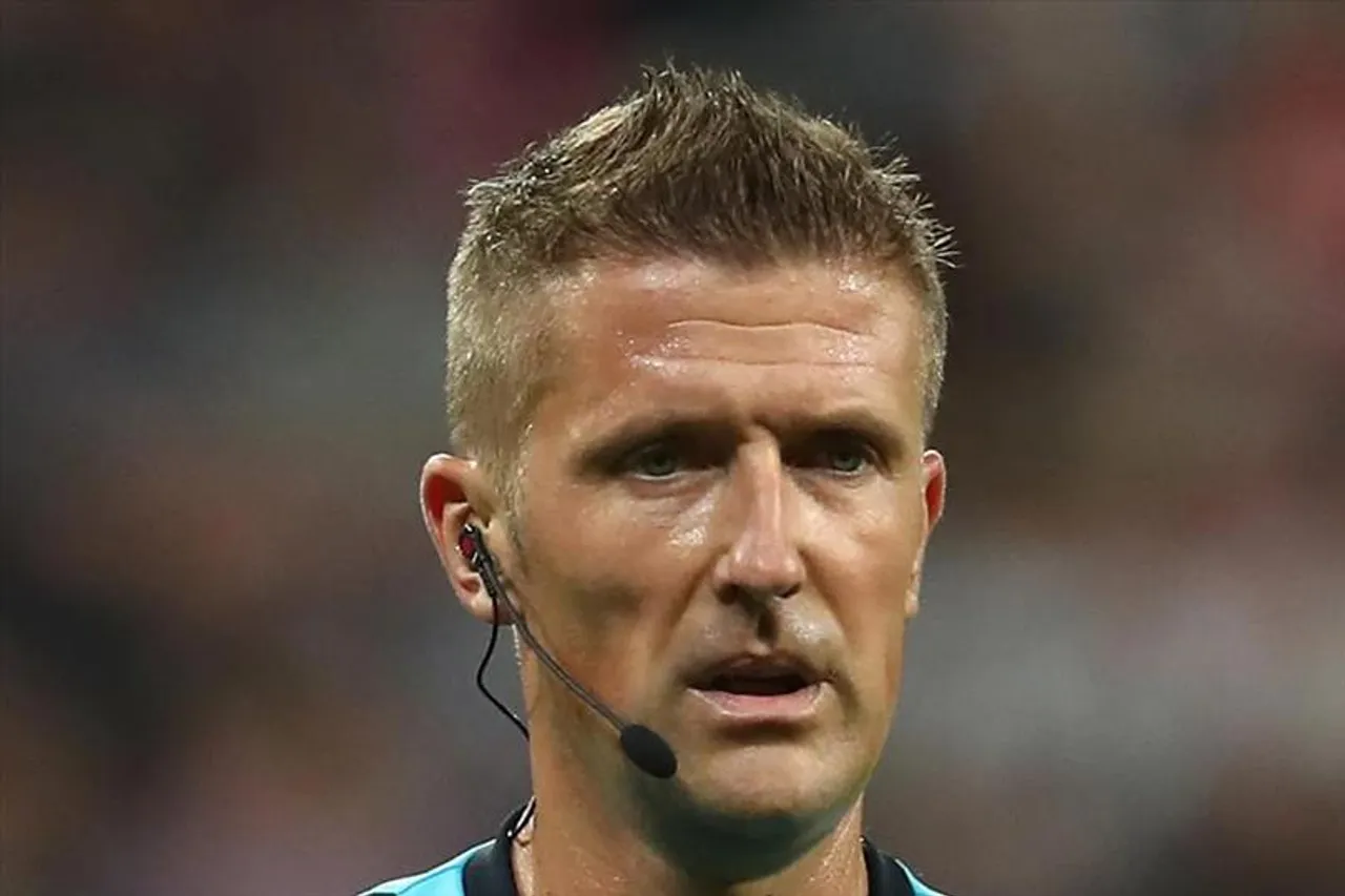 রেফারিকে আক্রমণ মডরিচের