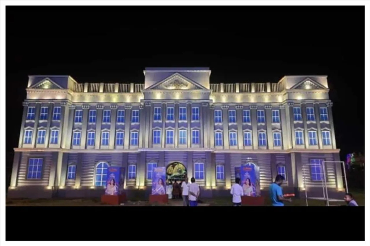 নিউ কলোনী সার্বজনীন ক্লাবের পুজোর থিম বাকিংহাম প্যালেস