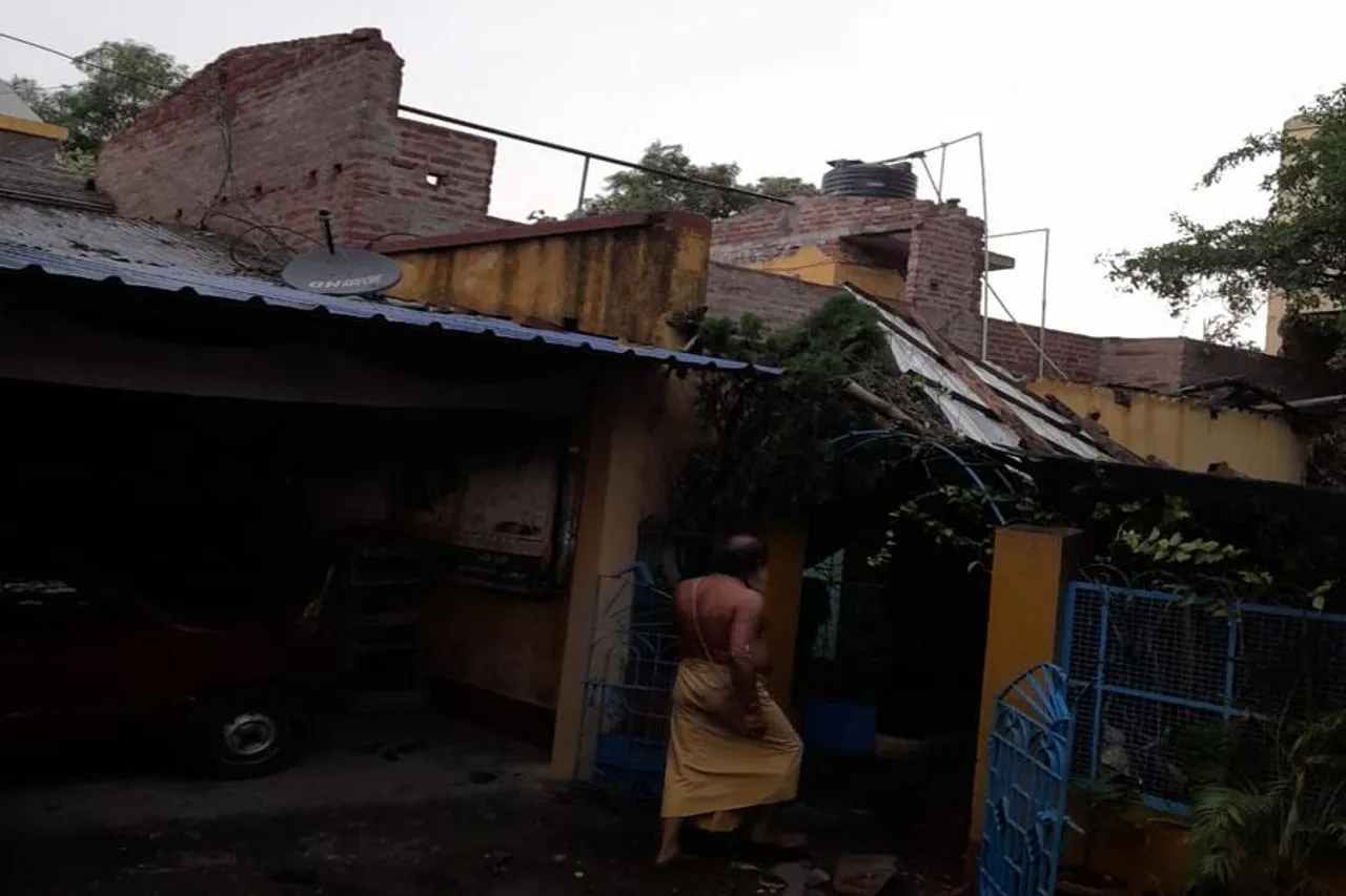 মুহূর্তের ঝড়ে তছনছ রানীগঞ্জ, আহত ২