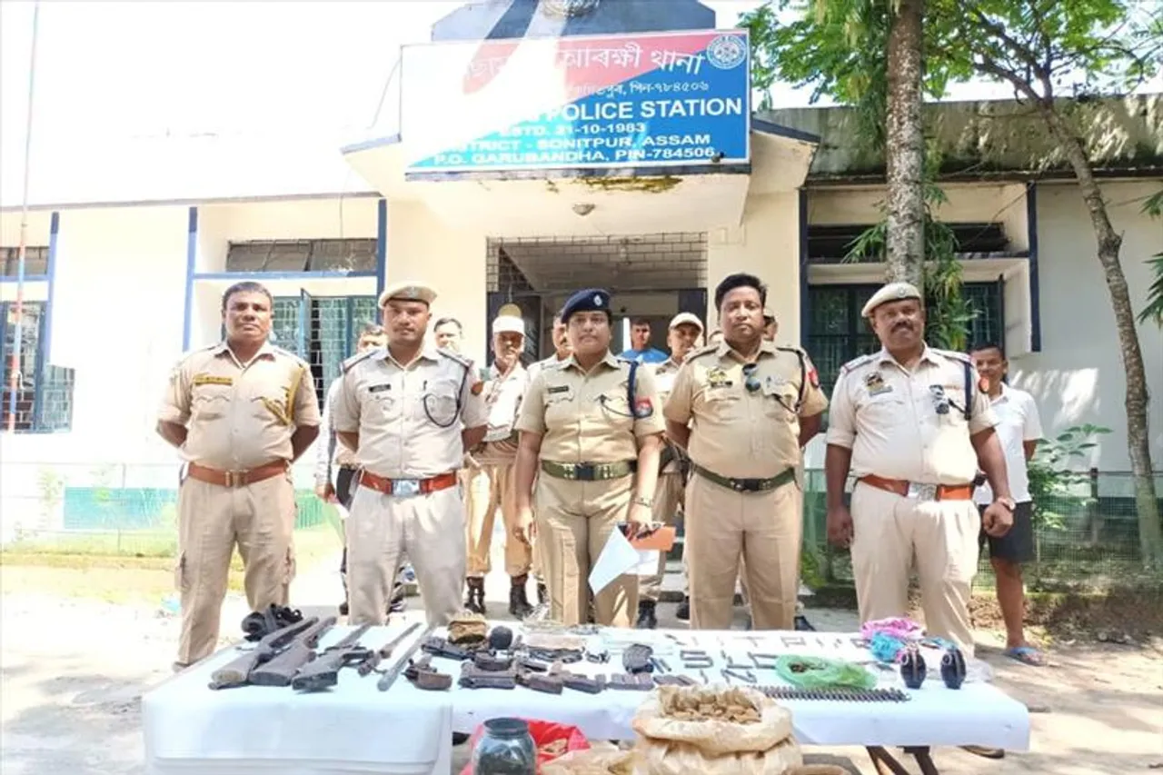 গভীর জঙ্গল থেকে বিপুল অস্ত্রশস্ত্র উদ্ধার