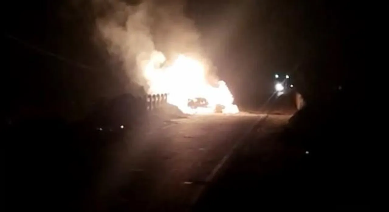 মারুতি গাড়ি-ট্রাক্টরের মুখোমুখি সংঘর্ষ, আগুনে ভস্মীভূত মারুতি গাড়ি