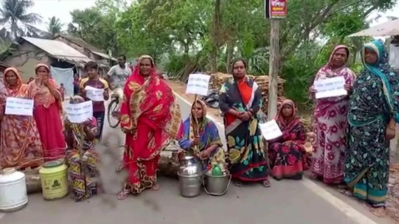 ফের জলের দাবিতে রাস্তা অবরোধ করলেন গ্রামবাসীরা
