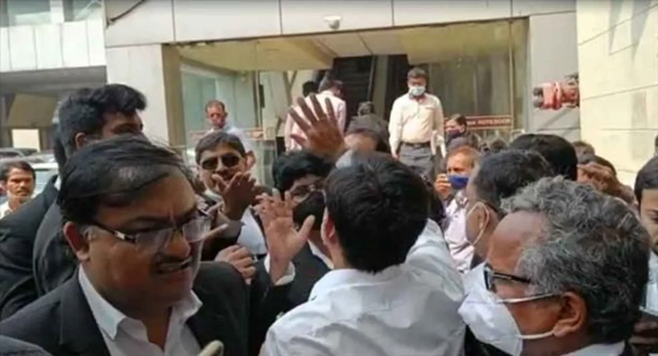 হাই কোর্টে এজলাস বয়কট নিয়ে বচসা আইনজীবীদের