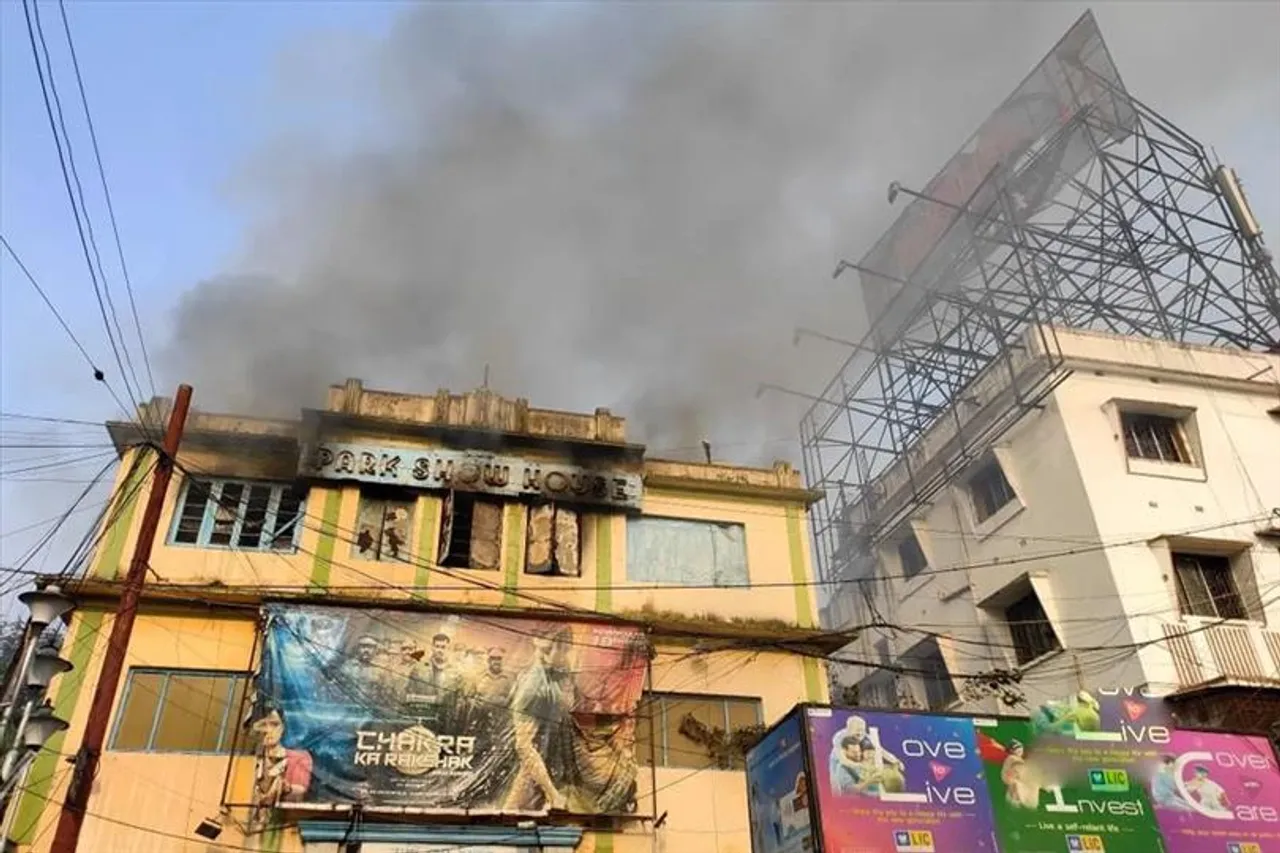 পার্ক সার্কাসে বন্ধ সিনেমা হলে বিধ্বংসী আগুন