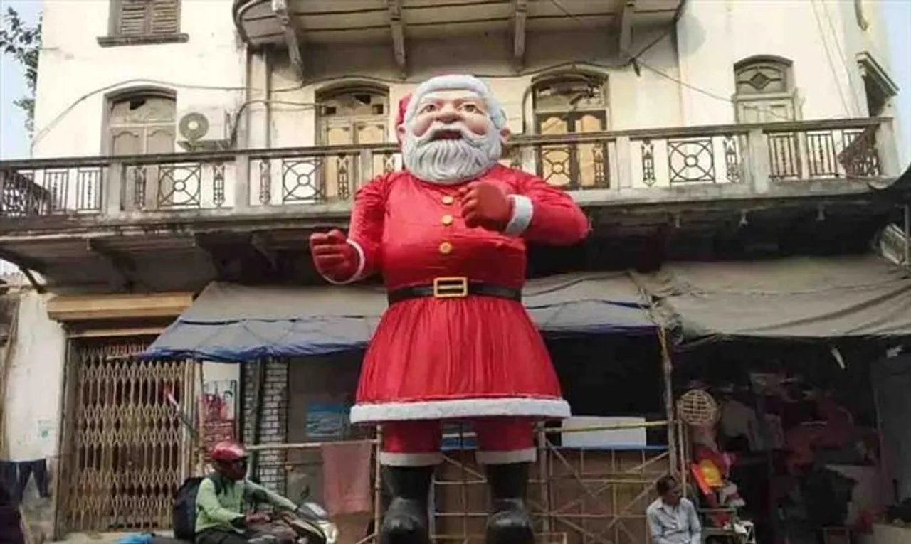 ৫৪ ফুটের ক্রিসমাস ট্রি আর ৭ ফুটের সান্তা ক্লজ!