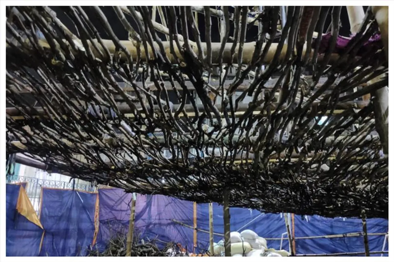 বৃষ্টির কথা মাথায় রেখে আগে থেকেই সতর্কতা অবলম্বন করেছে কাশী বোস লেন পুজো কমিটি