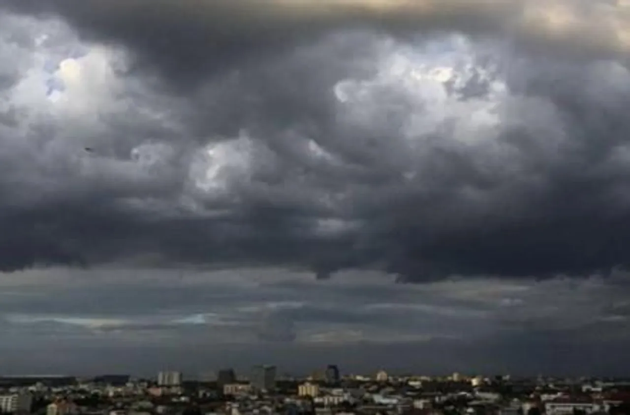 আজ পশ্চিমের জেলাগুলোতে বজ্রবিদ্যুৎ সহ বৃষ্টির সম্ভাবনা