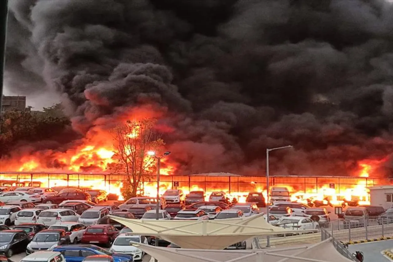 ভয়াবহ অগ্নিকাণ্ডে পুড়ে ছাই একাধিক গাড়ি, ই-রিক্সা