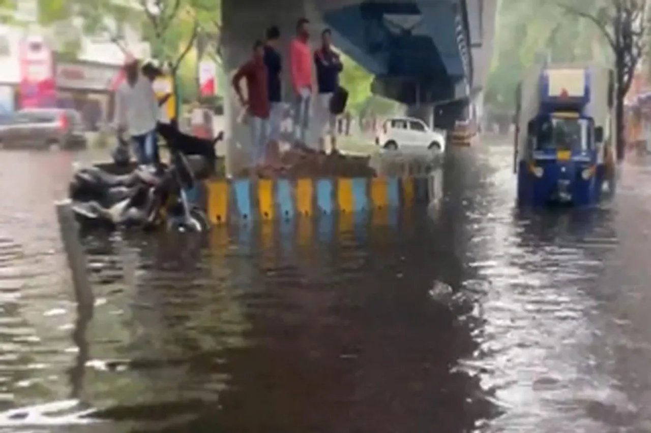 ভারী বৃষ্টিতে জলমগ্ন শহরের একাংশ