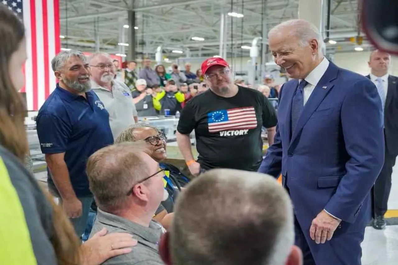 শ্রমিকদের সঙ্গে জাতীয় উৎপাদন দিবস কাটালেন জো বাইডেন