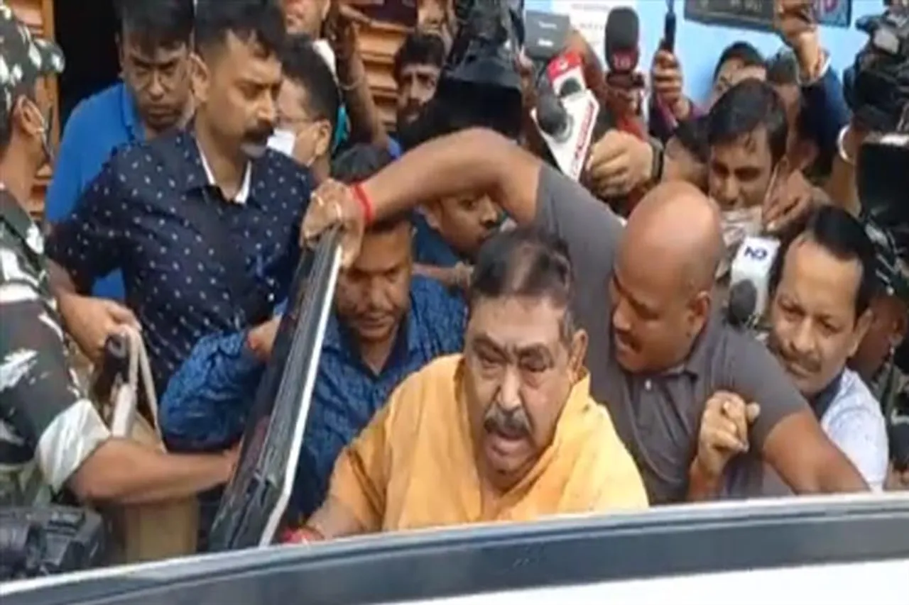 বিশেষ আদালতে নিয়ে যাওয়া হচ্ছে অনুব্রতকে