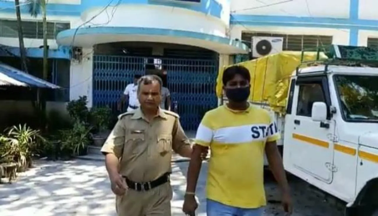 ১০ লক্ষ টাকা প্রতারণার দায়ে গ্রেফতার ভাস্কর্য শিল্পী