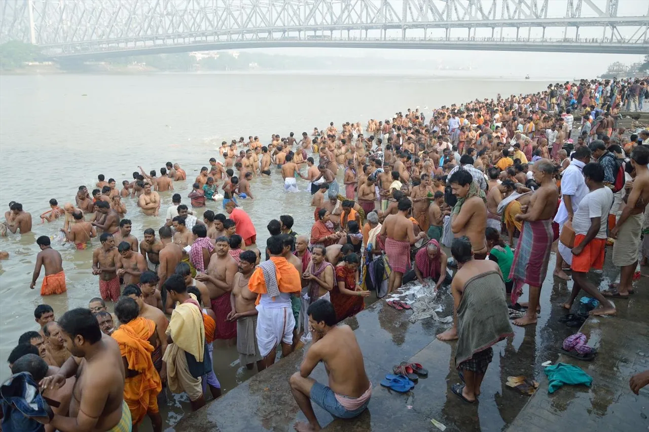 করোনা বিধি শিকেয়, তর্পণে গঙ্গারঘাটে উধাও স্বাস্থ্যবিধি
