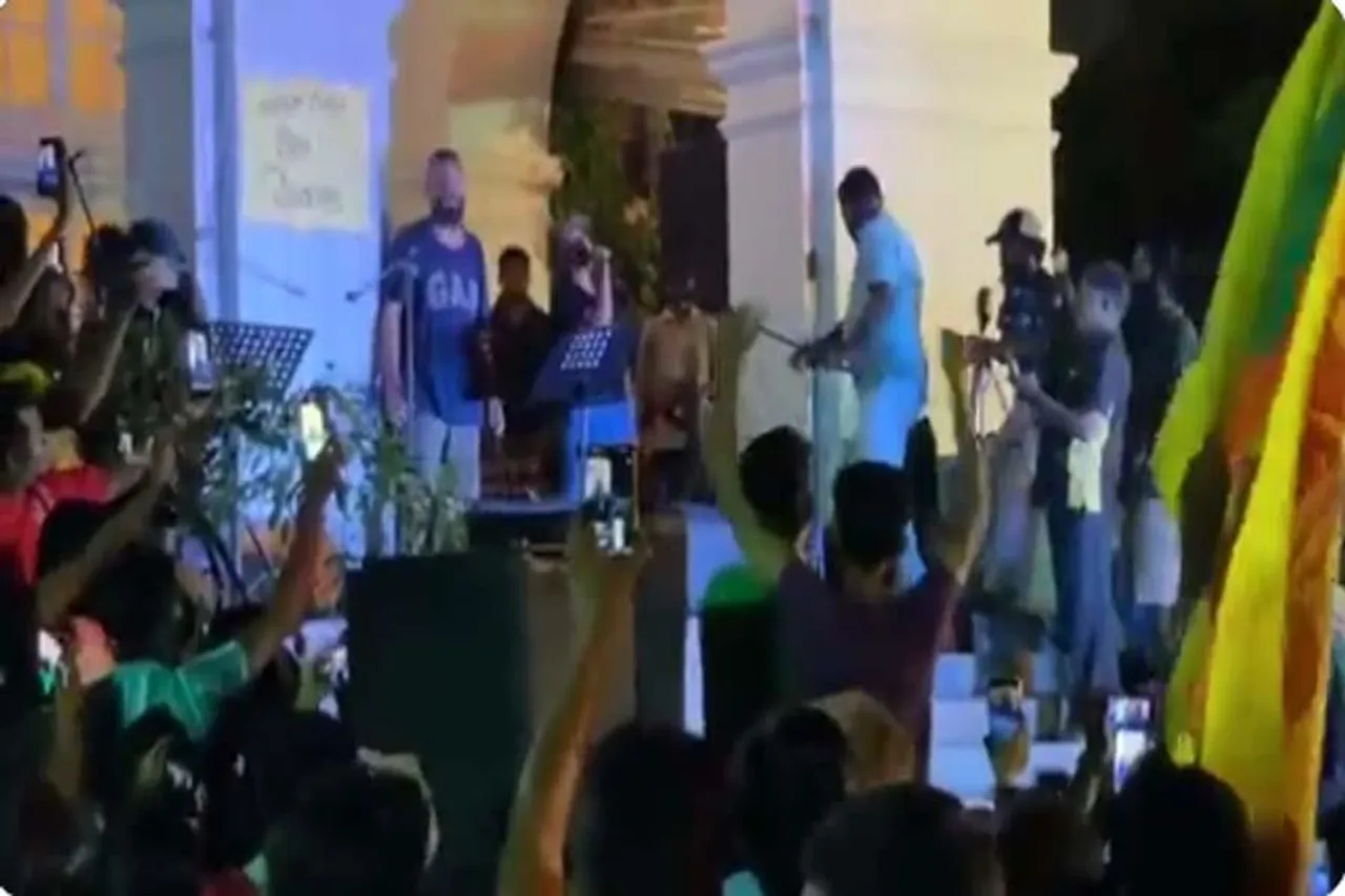 এবার বিক্ষোভে নয়া মোড়, রাষ্ট্রপতি ভবনের সামে লাইভ কনসার্ট