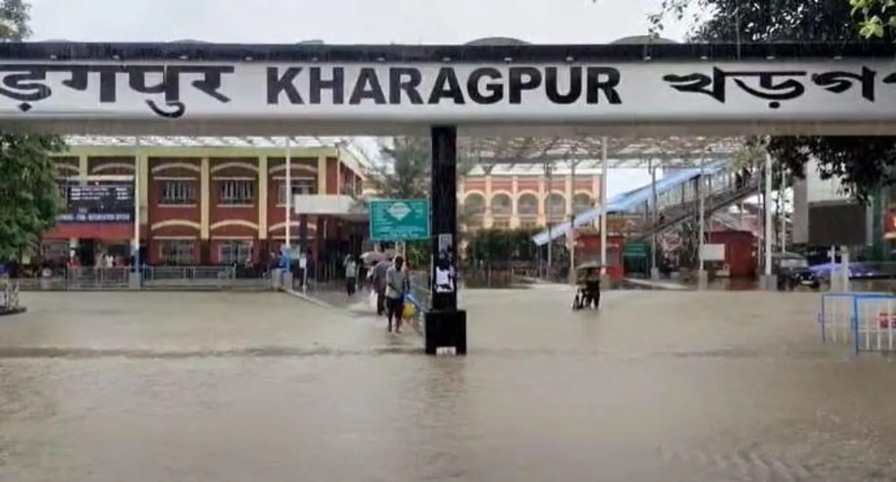 জলমগ্ন খড়্গপুর স্টেশন