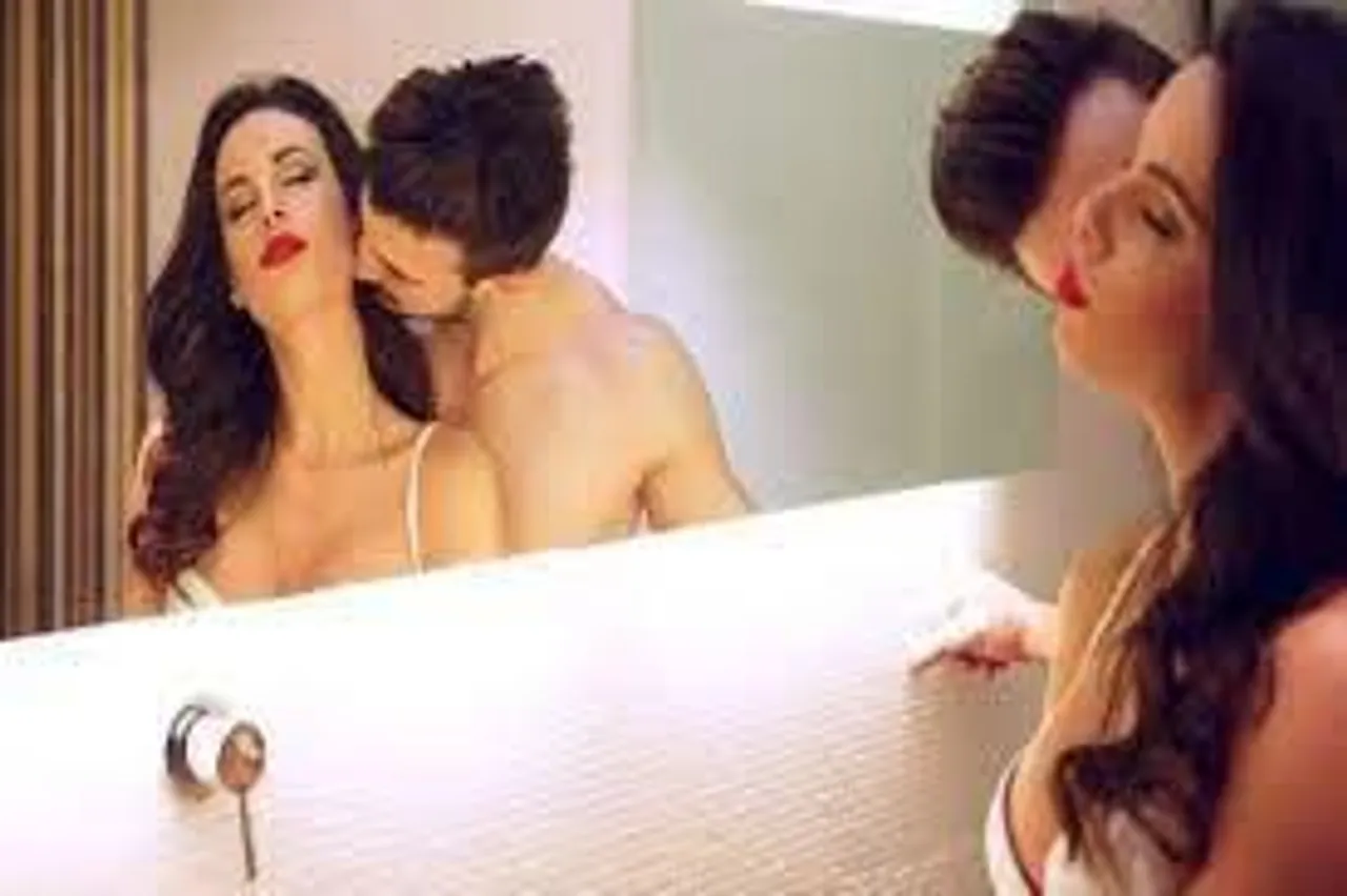 আয়নার সামনে ট্রাই করেছেন?