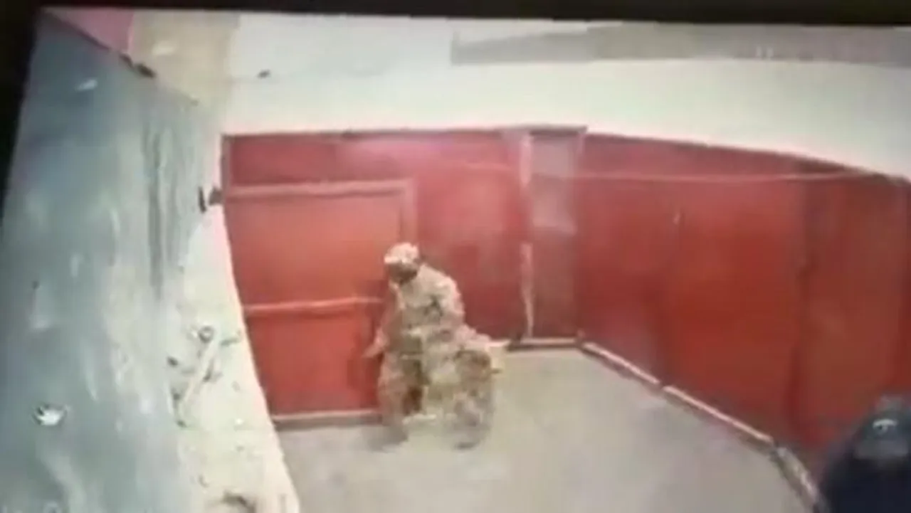 পাকিস্তানের সেনাকর্মীকে লক্ষ্য করে আচমকা গুলি আফগানির, দেখুন ভাইরাল ভিডিও