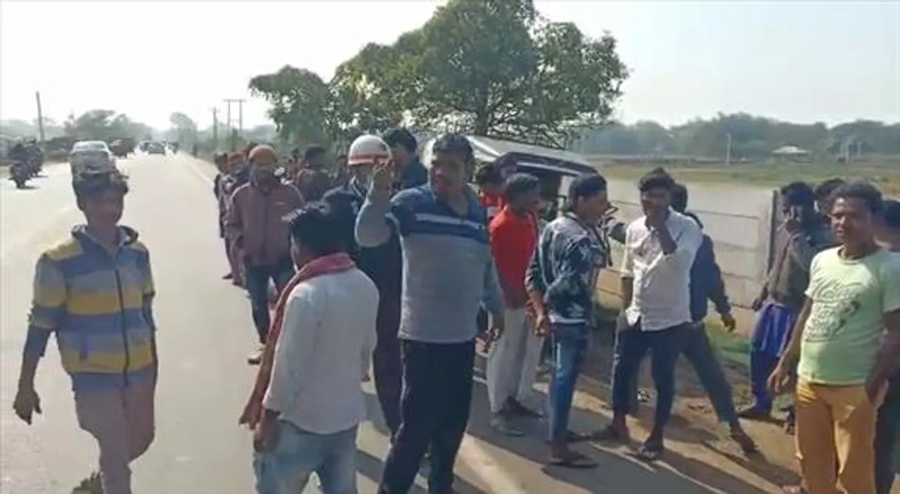 নিয়ন্ত্রণ হারিয়ে রাস্তার পাশে অটোউল্টে আহত পাঁচ