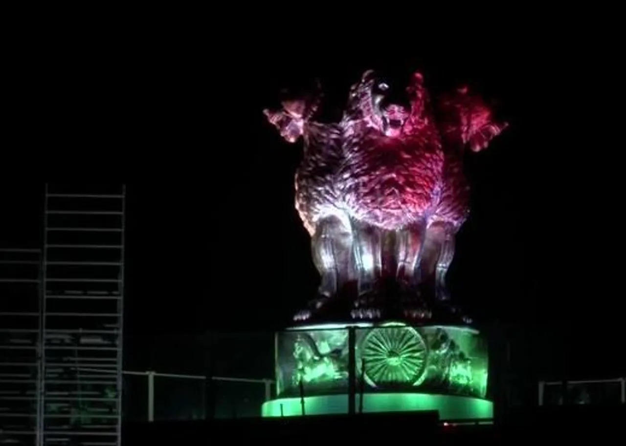 স্বাধীনতা দিবসের প্রাক্কালে তেরঙ্গা আলোয় আলোকিত ব্রোঞ্জ জাতীয় প্রতীক