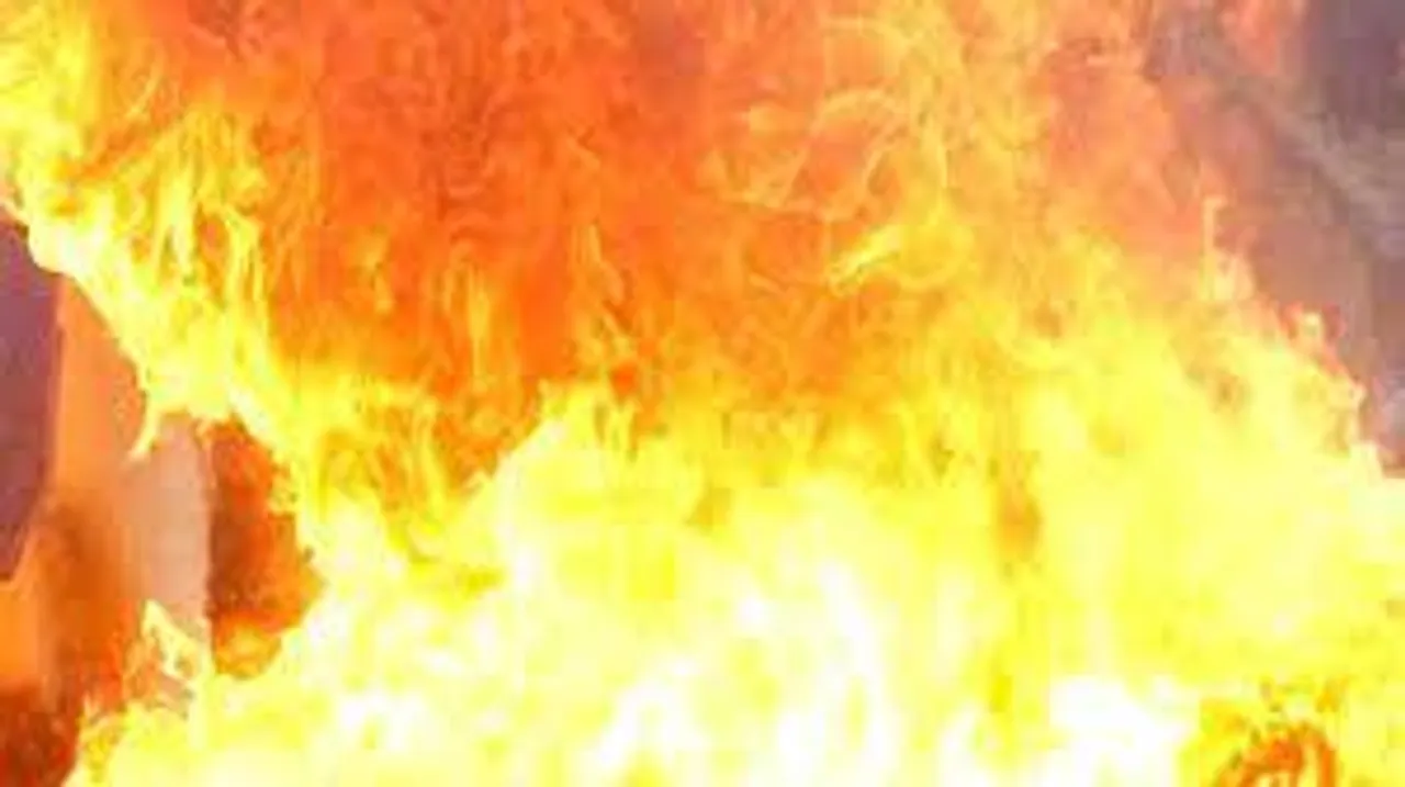 ফ্রি স্কুল স্ট্রিটের হোটেলে ভয়াবহ আগুন