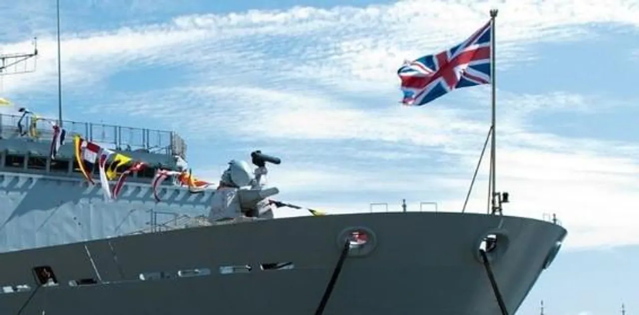 যুক্তরাজ্যের জলসীমায় রুশ ফ্রিগেটকে পাহারা দিচ্ছে ব্রিটিশ নৌবাহিনী