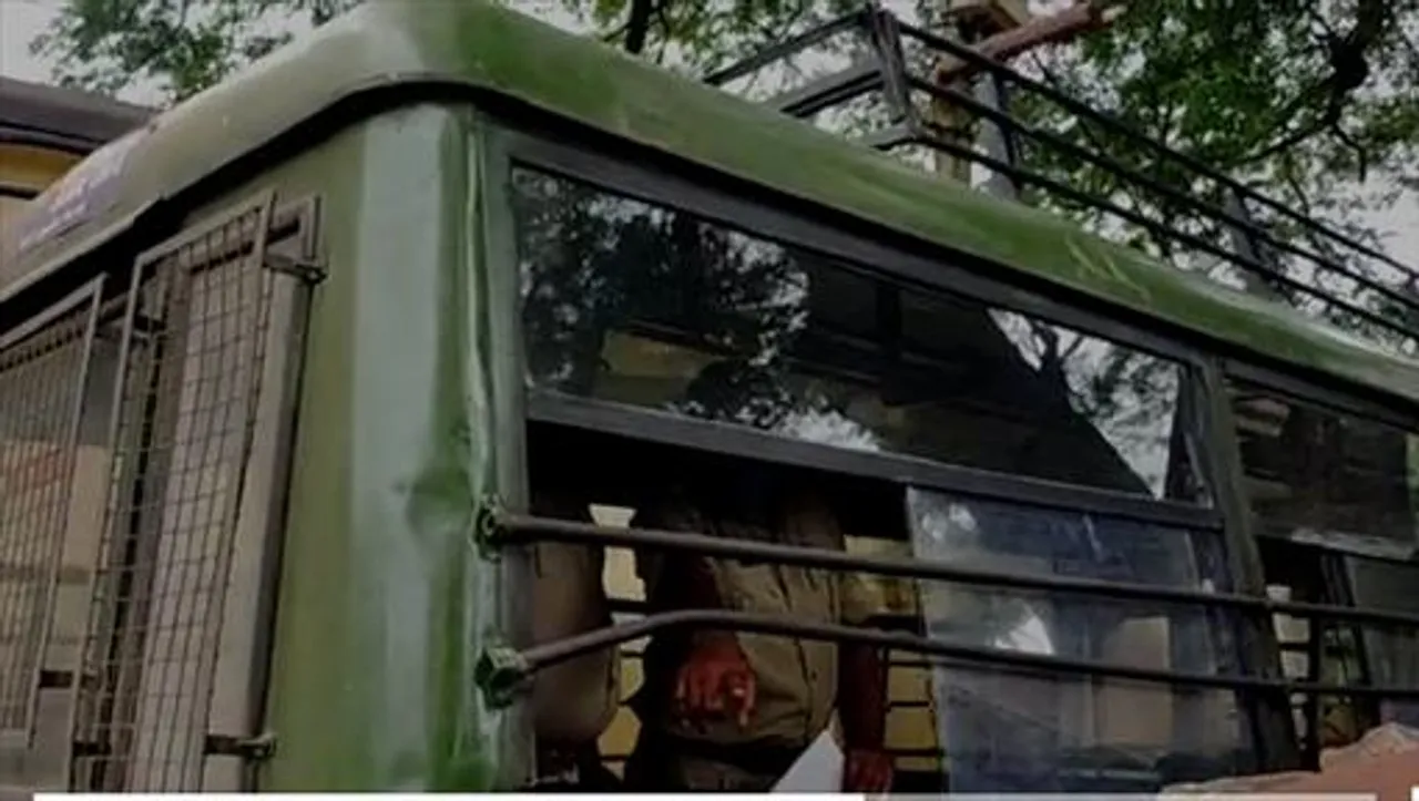 আদালতে নিয়ে আসার পথে পুলিশ ভ্যান থেকে পালালো ২ অভিযুক্ত