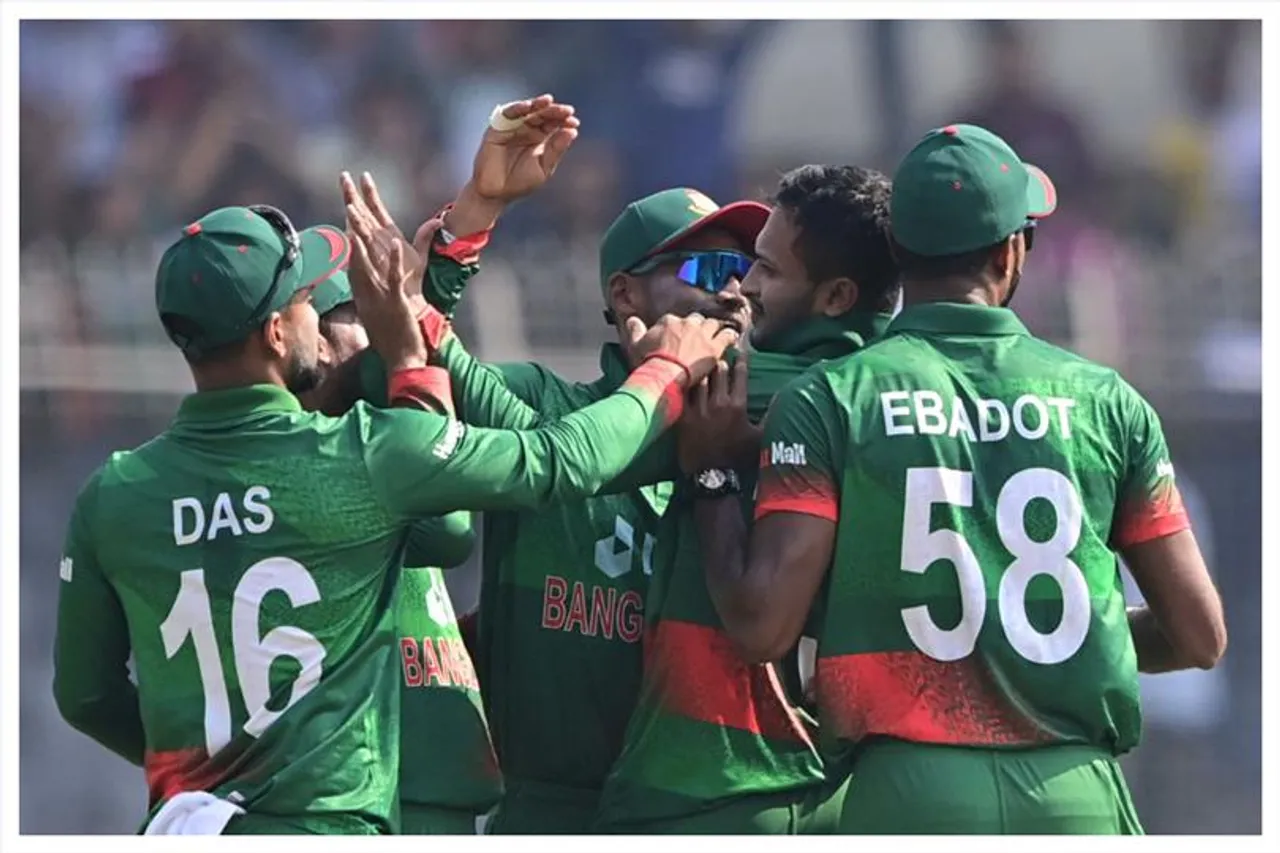 সাকিবের ঘূর্ণিতে ভাঙল লোকেশ-সুন্দরের জুটি