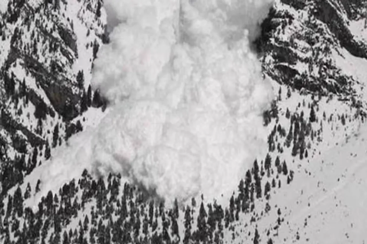 আবারও তুষার ধসের কবলে জম্মু কাশ্মীর, পর্যটকদের সতর্ক থাকার নির্দেশ