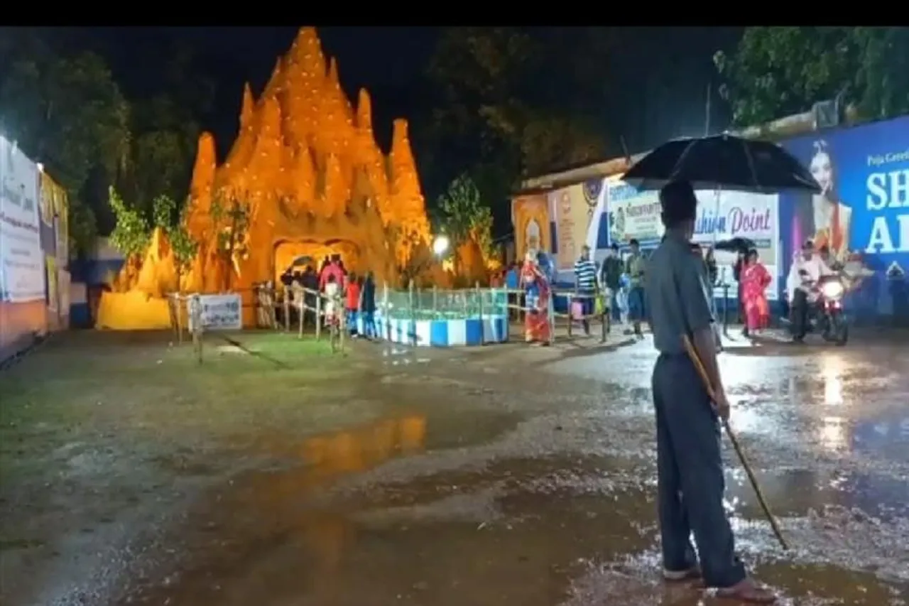 দফায় দফায় বৃষ্টি উপেক্ষা করেই মন্ডপে মানুষের ঢল