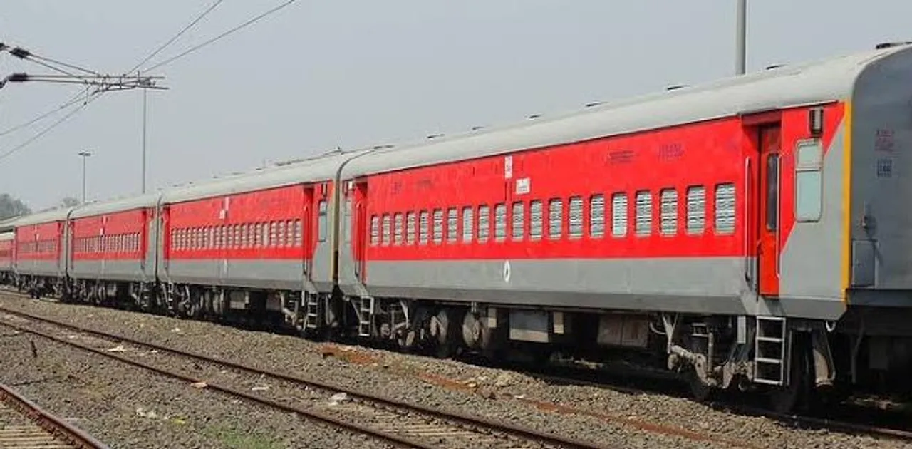 বড়সড় দুর্ঘটনা এড়ালো দুরন্ত এক্সপ্রেস