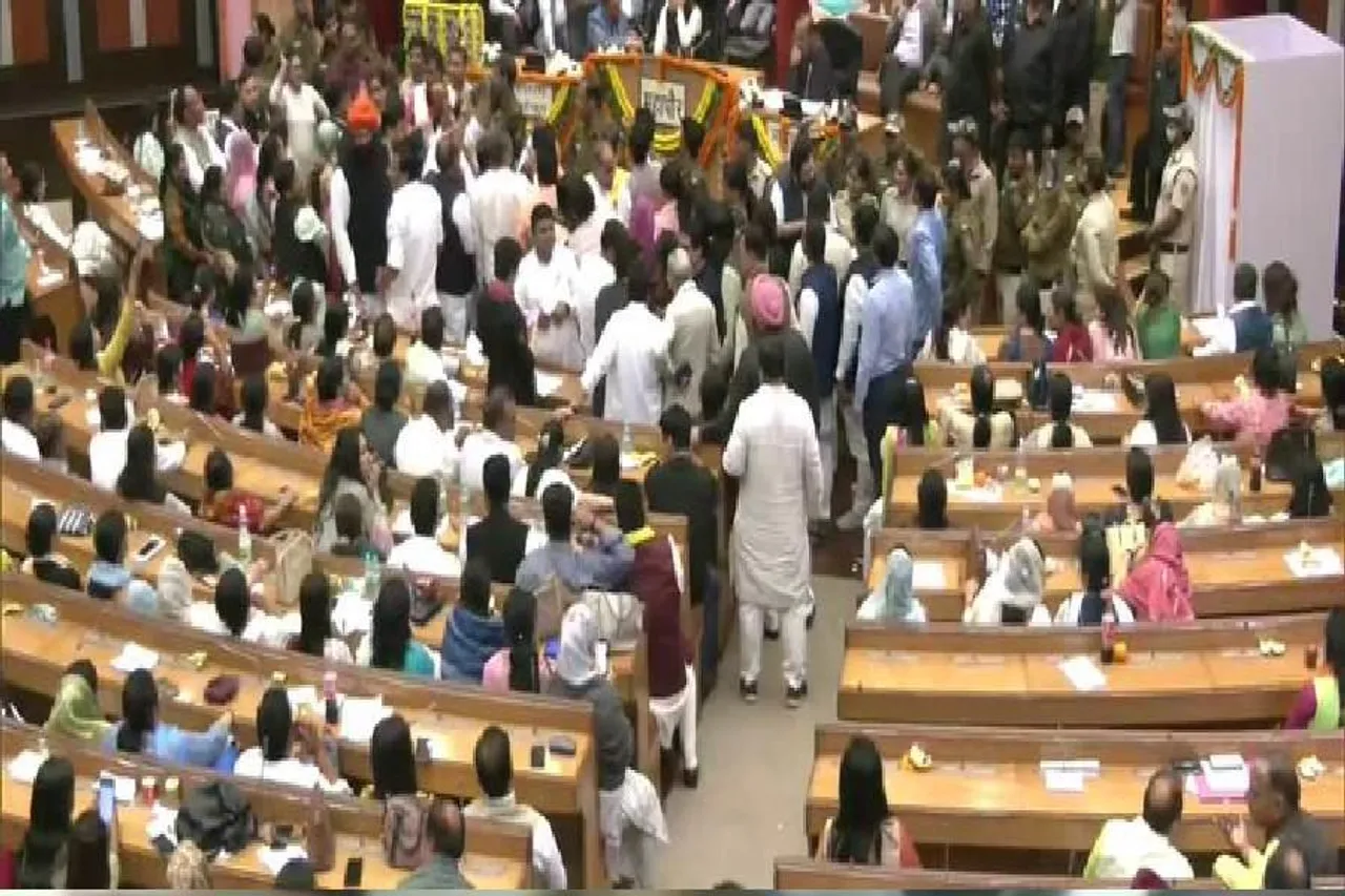 এমসিডি হাউসের অভ্যন্তরে বিজেপি এবং আপ সদস্যদের মধ্যে হাতাহাতি- দেখুন ভিডিও