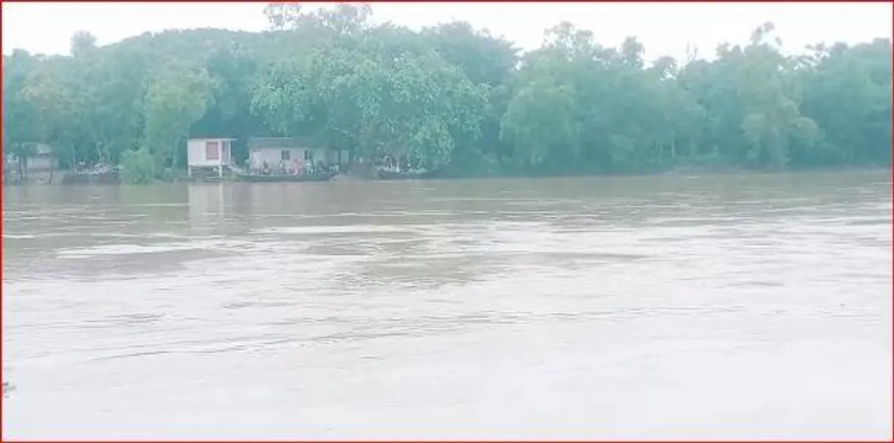 ফুঁসছে কাঁসাই নদী, চিন্তা বাড়ছে স্থানীয়দের