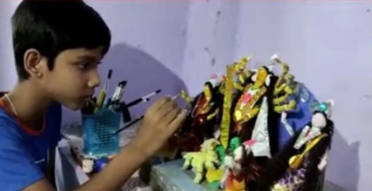 দশ ইঞ্চির দুর্গা প্রতিমা বানিয়ে তাক লাগালো তৃতীয় শ্রেণির পড়ুয়া