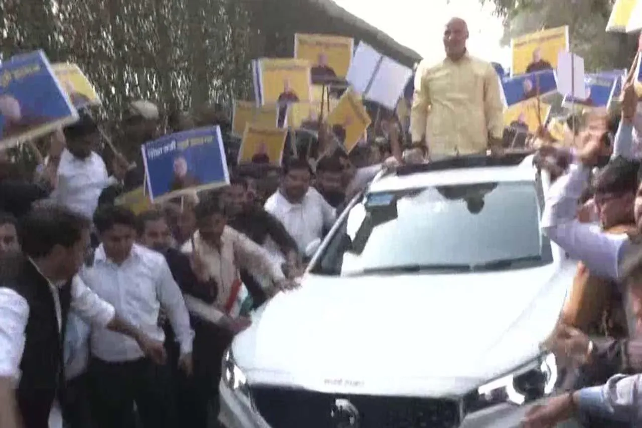 বাড়ি থেকে বেরোলেন মণীশ সিসোদিয়া, দেখুন ভিডিও