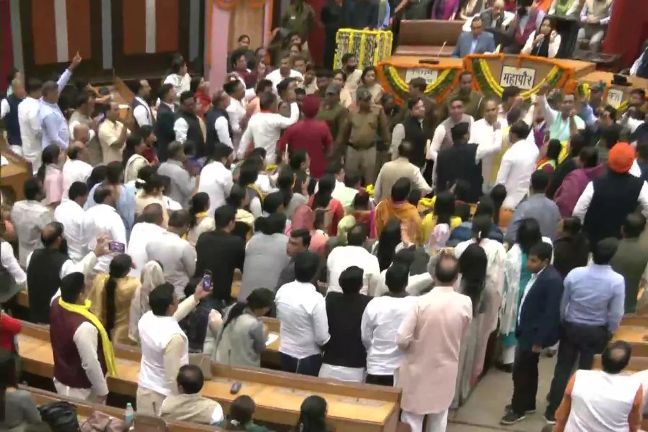 এমসিডি হাউসের কার্যক্রম শুরু হতেই ফের হট্টগোল শুরু- দেখুন ভিডিও