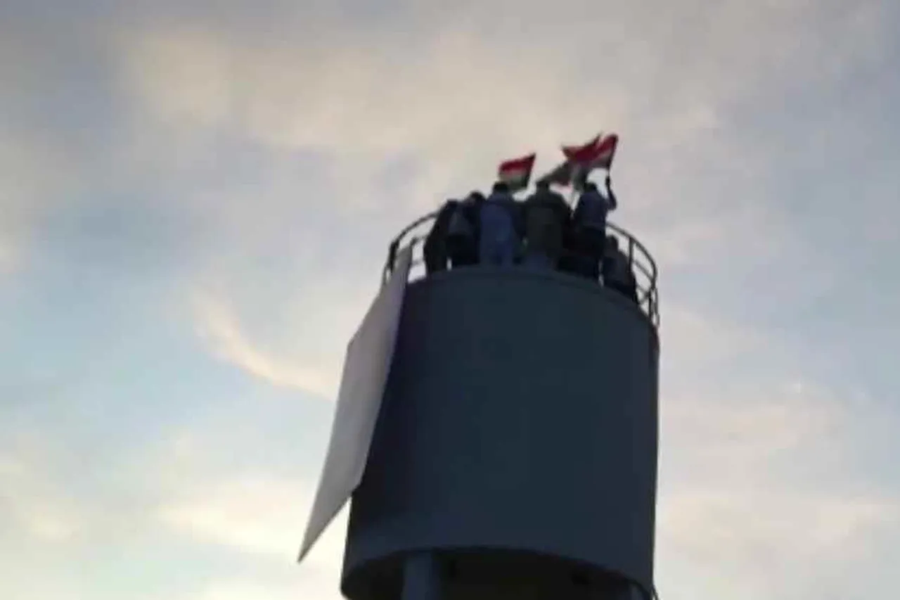 ভারত জোড়ো যাত্রা: জলের ট্যাঙ্কে উঠে জাতীয় পতাকা ওড়ালেন রাহুল গান্ধী- দেখুন ভিডিও