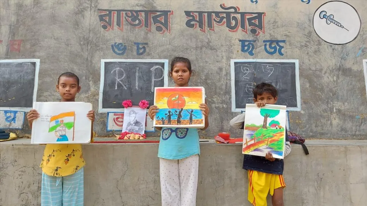 দেশনায়ক জেনারেল বিপিন রাওয়াতকে শ্রদ্ধার্ঘ্য জানাল ক্ষুদে শিক্ষার্থীরা